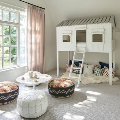 Tratamentos contemporâneos para janelas Cortinas rosa transparentes em uma sala de jogos projetada por Mel Bean Interiors