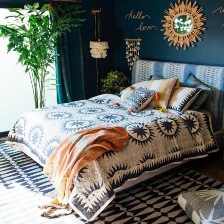 فكرة غرفة نوم بوهيمية زرقاء مع لوح رأس وأسرة منقوشة