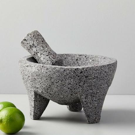 molcajete s maltou a paličkou zo sopečnej horniny