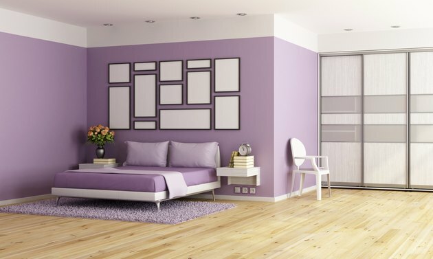 Violetti moderni makuuhuone