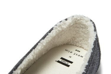 Primo piano della suola interna dell'etichetta di collaborazione West Elm x TOMS in una pantofola