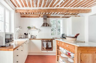бяла кухня в френски стил в кънтри с открити дървени греди
