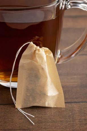 एक सेल्फ टी चाय बागान ने हर्बल चाय का एक कप तैयार किया