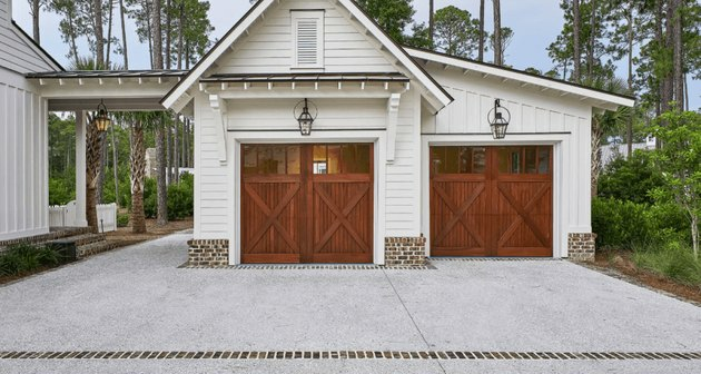 Portas de garagem em madeira de cerejeira com exterior branco
