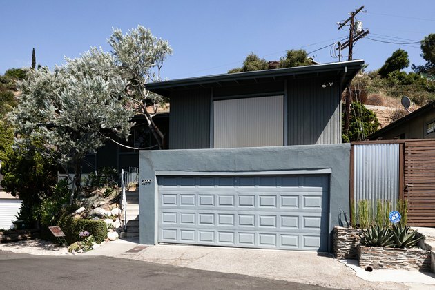 Porta da garagem em estilo painel azul com exterior azul correspondente