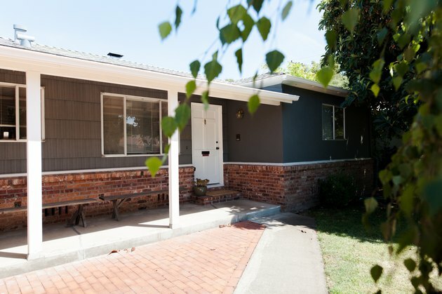El frente de su casa estilo rancho de Sacramento.