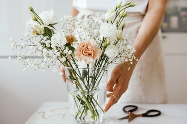 Vakker blomsterbukett i glassvase