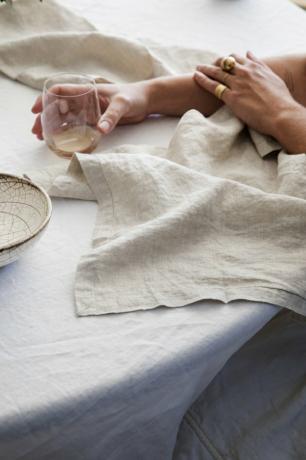 detalhe roupa de cama Cultiver na mesa