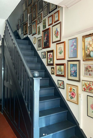Idéias de parede de galeria de escada e corredor com estampas, arte, escadas pintadas.