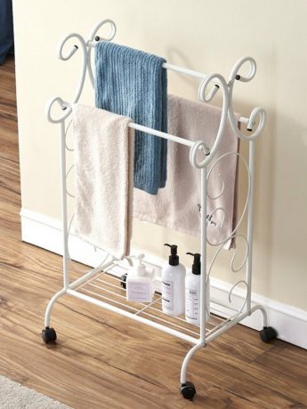 Kúpeľňa Shabby Chic s bielym stojanom na uteráky a uterákmi.