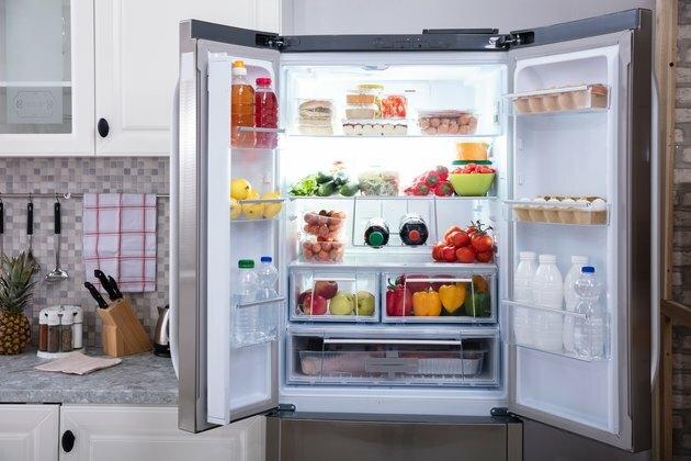 Крупный план открытого холодильника