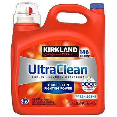 Kirkland Signature Ultra Clean Free and Clear -pesuaine, joka tulee suuressa oranssissa pullossa.