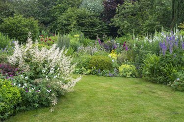 Αγγλικός εξοχικός κήπος στα τέλη Ιουνίου