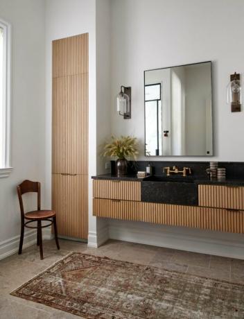 Organização de armários de banheiro por Amber Interiors