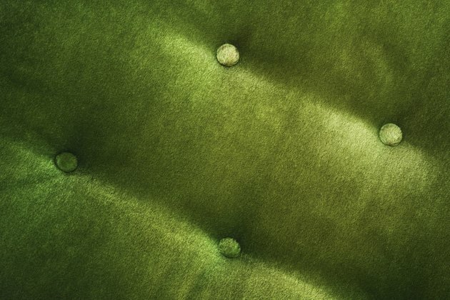 Žalia aksomo kėdės detalė