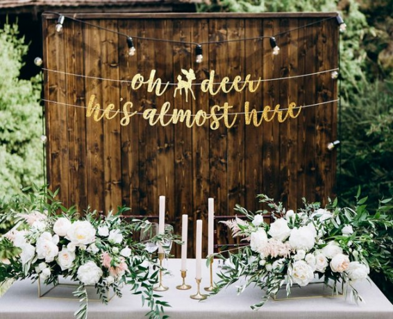 decorações de chá de bebê com flores brancas e velas