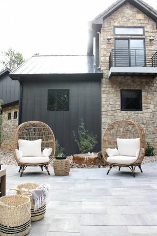 Exterior contemporâneo da casa com uma mistura de revestimento preto e cantaria