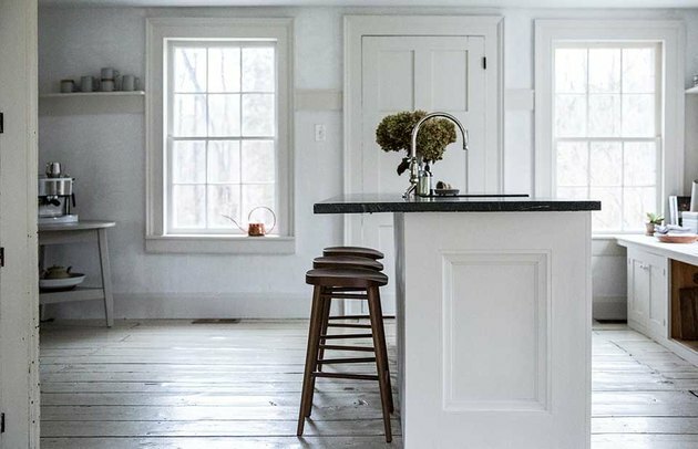 idea di pavimentazione di fattoria in cucina con pavimenti dipinti di bianco