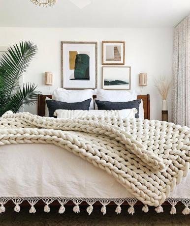 Tendências de decoração de outono no quarto boho com manta de malha robusta