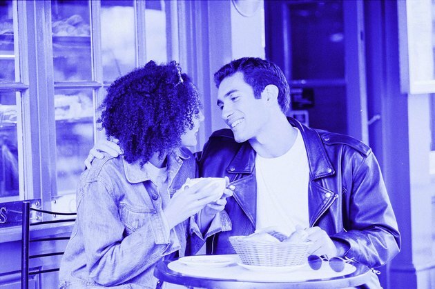 Hombre hispano y mujer afroamericana en café