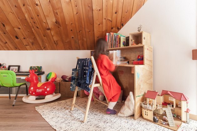 Speelkamer met meisje lezen op haar houten bureau