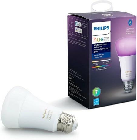 Philips Hue White and Colour Ambiance Smart LED Bulb tarjoaa 16 miljoonaa väriä, erilaisia ​​valonlämpötiloja, asetettuja valoajastimia ja paljon muuta, joten se on erinomainen älykäs valaistusvalinta. Sen lisäksi, että voit ohjata sovellusta Amazon Alexalla tai Google Assistantilla, voit myös käyttää Hue Bluetooth -sovellusta tai Hue Hubia, jos sinulla on useita Philips-lamppuja.