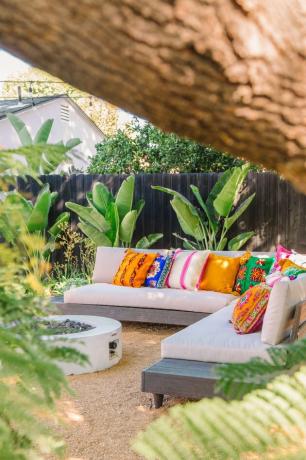 paisagem contemporânea com mesas ao ar livre e plantas modernas
