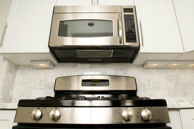 Jeklena pečica z mikrovalovno pečico v kuhinji