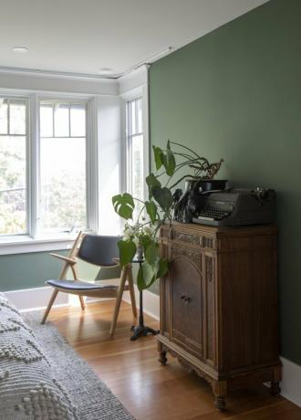 الفنون والحرف الداخلية من غرفة النوم مع الجدار الأخضر والخزانة الخشبية