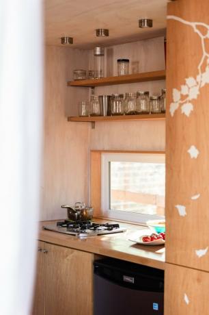 väike köök koos pliidiplaadi ja väikese nõudepesumasinaga