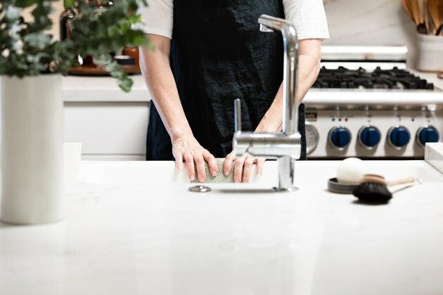 Aanrecht met schoonmaakgereedschap