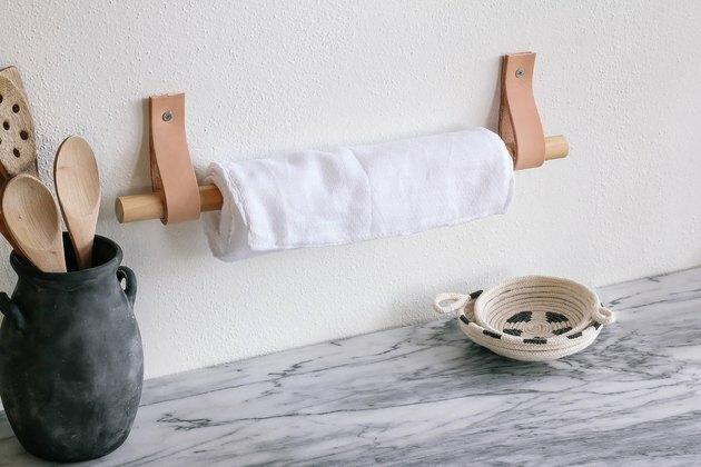 DIY unpaper håndklær hengende på tre og lær vegg holder