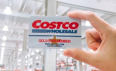 Mano che tiene la tessera Costco