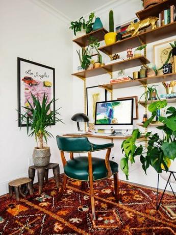 Γραφείο στο σπίτι με πράσινη καρέκλα και πορτοκαλί χαλί
