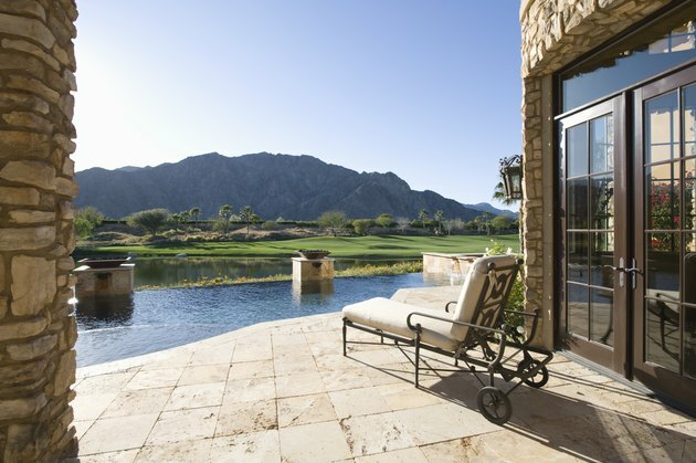 Bain de soleil avec vue sur les montagnes de Palm Springs, Riverside County, Californie