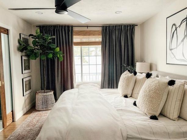 kampinio miegamojo išdėstymo idėja su fiddle leaf fig neutraliame miegamajame