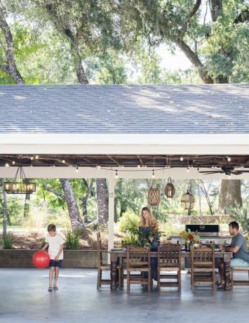 Garagem reciclada na Califórnia com pátio ecológico