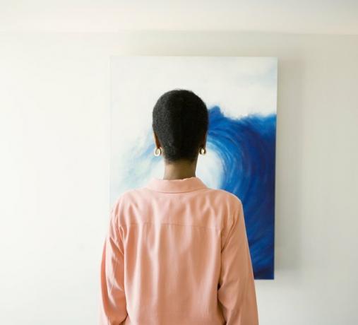 امرأة أفريقية تبحث في اللوحة