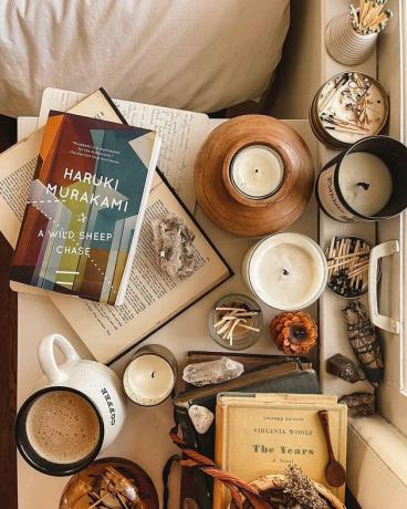 velas apagadas ao redor dos livros na mesa