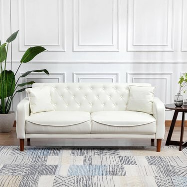 baltos dirbtinės odos sofa