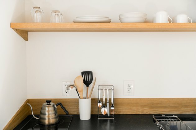 Minimalistische keuken met open planken