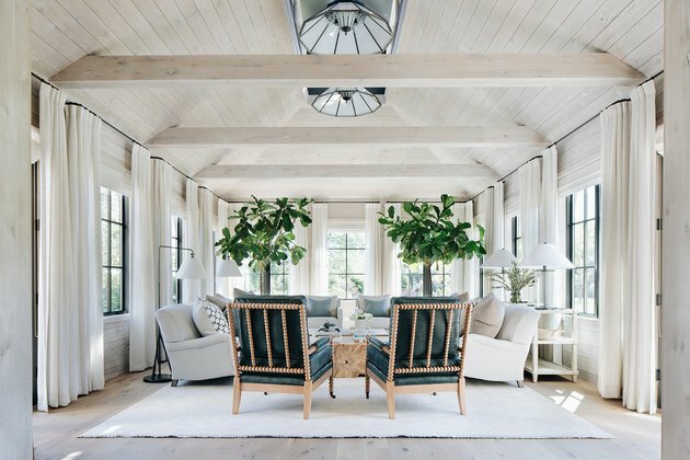 ideia de quarto familiar de casa de fazenda branca com vigas de madeira