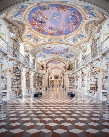 foto do interior da biblioteca da abadia de admont com arte no teto