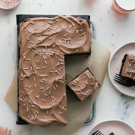 Bolo de chocolate com uma cozinha aconchegante