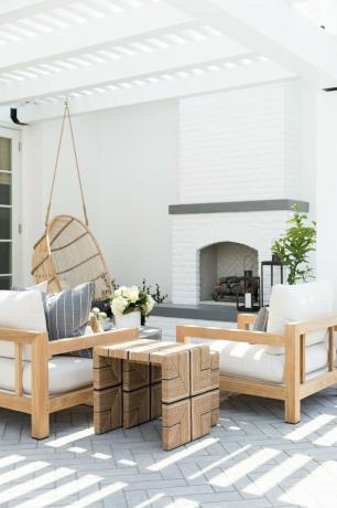 Pérgula contemporânea branca com luz solar e móveis modernos