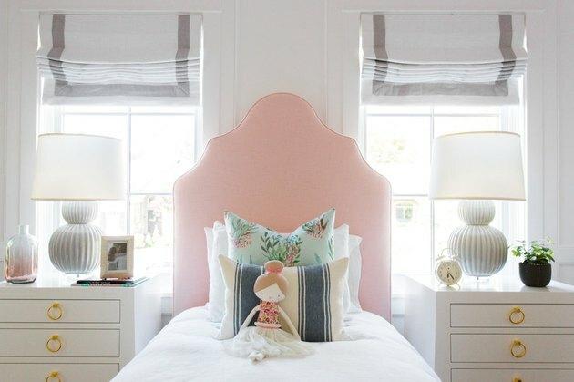 فكرة غرفة نوم الفتيات باللوح الأمامي المنجد باللون الوردي وطراز نايتستاندس المطابق