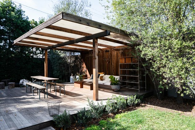 Pergola no quintal sobre área de estar externa