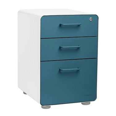 sininen ja valkoinen moderni arkistokaappi lukittavalla laatikolla