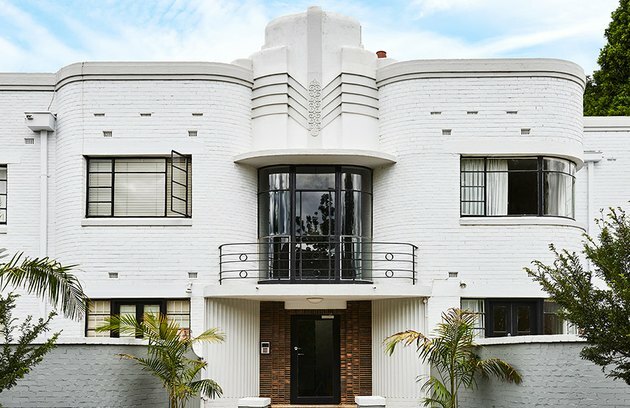 wit Art Deco exterieur huisstijlen met gebogen balkon