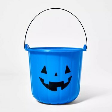 secchio di halloween blu sul bersaglio